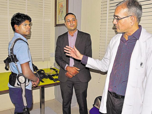 Ganesh Jangir with Dr Anil Jain head of PK Sethi Rehabiltation Centre, Jaipur, explaining the benefiits of Jaipur Belt.(HT Photo) Ganesh Jangir with Dr Anil Jain head of PK Sethi Rehabiltation Centre, Jaipur, explaining the benefiits of Jaipur Belt.(HT Photo)