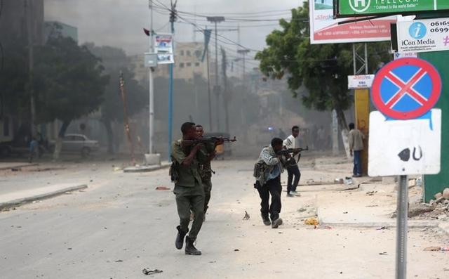 Somali government soldiers run to take their positions during near the hotel. (Reuters)