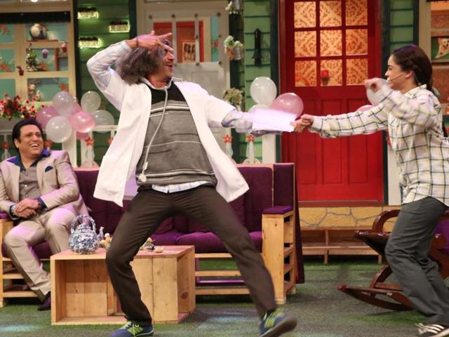 Govinda enjoys as Sunil Grover and Sumona perform. (IANS)