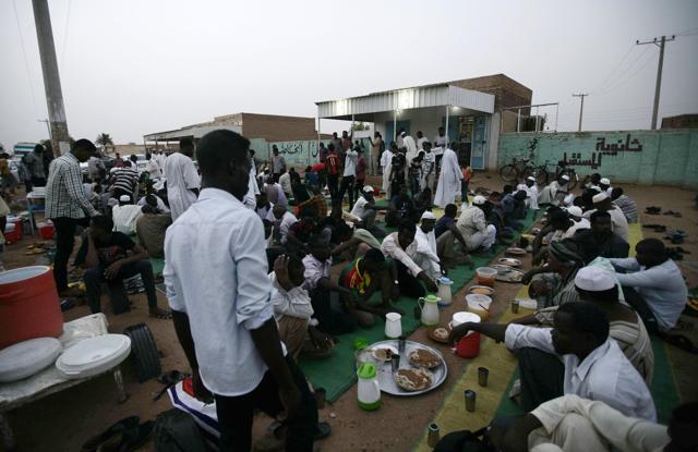 Sudanese men prepare to break the fast with a dinner by the side of the Khartoum highway in the village of al-Nuba. (AFP Photo) Sudanese men prepare to break the fast with a dinner by the side of the Khartoum highway in the village of al-Nuba. (AFP Photo)