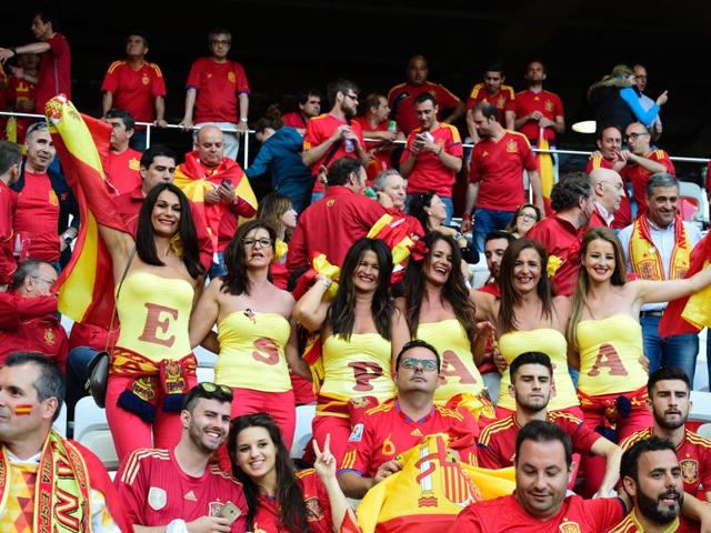 Spanish supporters cheer ahead of the Euro 2016 group D football match between Spain and Turkey at the Allianz Riviera stadium in Nice. (AFP Photo) Spanish supporters cheer ahead of the Euro 2016 group D football match between Spain and Turkey at the Allianz Riviera stadium in Nice. (AFP Photo)