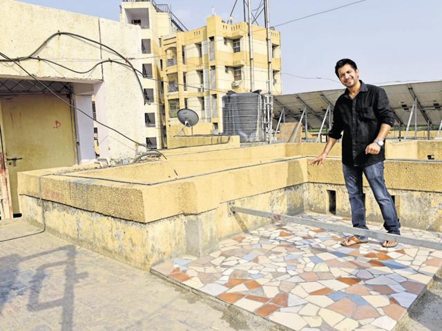 For trial run, DMRC has placed the broken tiles on the roof of multi-storey buildings at the residential Metro enclave in Saket.(Saumya Khandelwal/HT Photo) For trial run, DMRC has placed the broken tiles on the roof of multi-storey buildings at the residential Metro enclave in Saket.(Saumya Khandelwal/HT Photo)