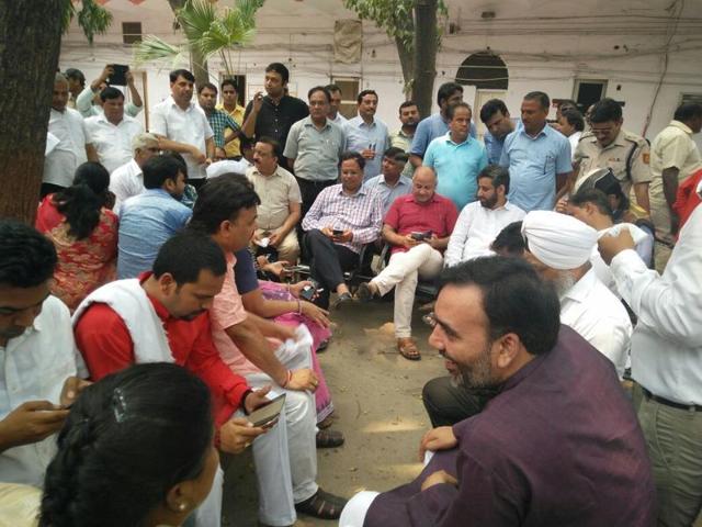 Aam Aadmi Party MLAs inside Parliament Street police station. (HT Photo) Aam Aadmi Party MLAs inside Parliament Street police station. (HT Photo)