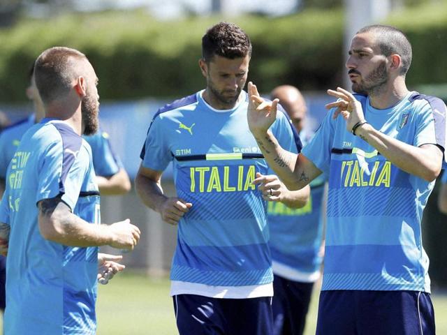 Italy's Leonardo Bonucci, right, talks with his teammate Daniele De Rossi, left, as they attend a training session.(AP Photo) Italy's Leonardo Bonucci, right, talks with his teammate Daniele De Rossi, left, as they attend a training session.(AP Photo)