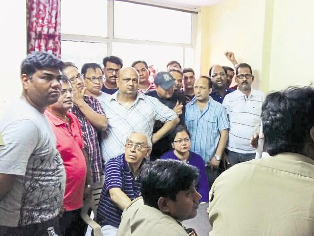 Around 150 residents went to the police post near the main gate of the township and demanded action. (HT Photo) Around 150 residents went to the police post near the main gate of the township and demanded action. (HT Photo)