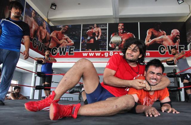 A practice fight at the CWE academy. (Anil Dayal/HT Photo)