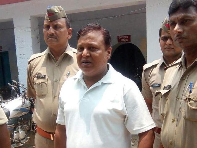 Arun alias Dabbu Tiwari in police custody in Varanasi on Sunday. Arun alias Dabbu Tiwari in police custody in Varanasi on Sunday.