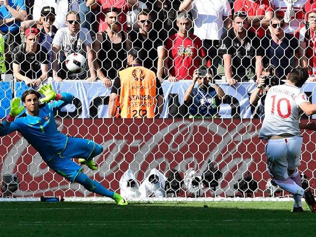 Poland's midfielder Grzegorz Krychowiak (R) scores his penalty during the Euro 2016 round. (AFP Photo)