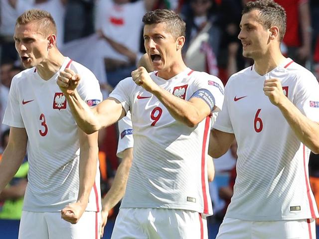 (LtoR) Poland's defender Artur Jedrzejczyk, Poland's forward Robert Lewandowski and Poland's midfielder Tomasz Jodlowiec. (AFP Photo)