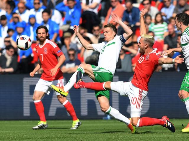 Wales' midfielder Aaron Ramsey (C-R) vies for the ball with Northern Ireland's midfielder Steven Davis (C-L). (AFP Photo)