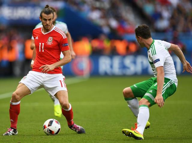 Wales' forward Gareth Bale (L) is marked by Northern Ireland's midfielder Corry Evans. (AFP Photo)