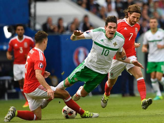 Wales' defender James Chester (L) tackles Northern Ireland's forward Kyle Lafferty (C). (AFP Photo)