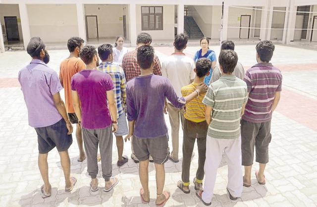 Medical officer on duty Dr Charanjit Kaur interacting with patients at a counselling session in the first drug rehabilitation centre opened by the government, in Amritsar on Saturday.(sameer sehgal/HT)