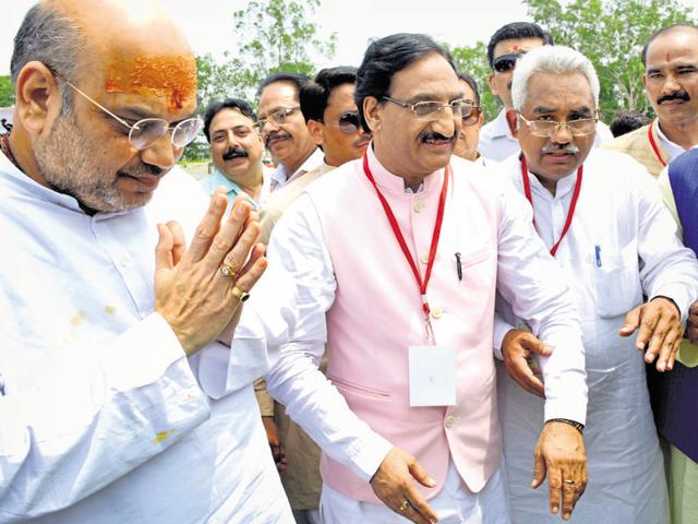 BJP president Amit Shah being welcomed by party MP Ramesh Pokhriyal Nishank (C) and MLA Madan Kaushik (R) in Haridwar on Saturday.(Ravinder Kumar /HT photo)
