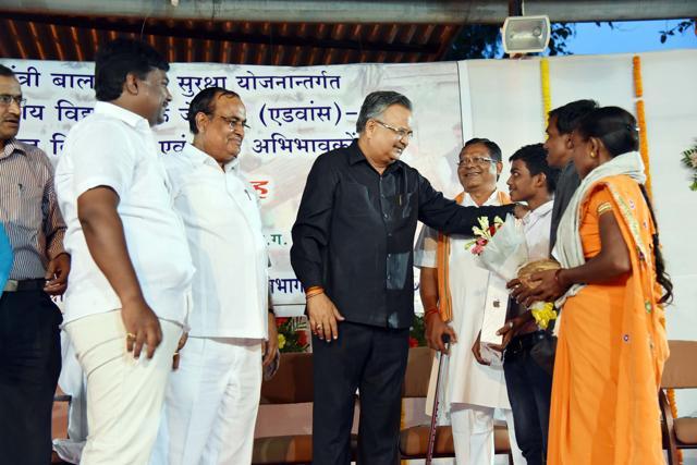 Chhattisgarh chief minister Raman Singh gifted a laptop to each of the successful students . (HT Photo)