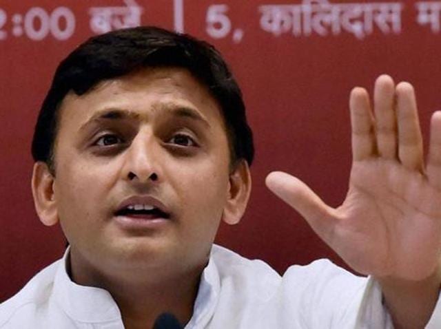 UP chief minister Akhilesh Yadav will induct three new faces and reinstate a sacked minister in his seventh cabinet expansion.(PTI)
