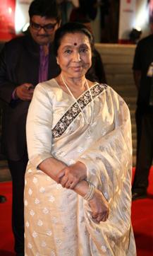 Lata Mangeshkar is all praises for sister Asha Bhosle. (Hindustan Times) Lata Mangeshkar is all praises for sister Asha Bhosle. (Hindustan Times)