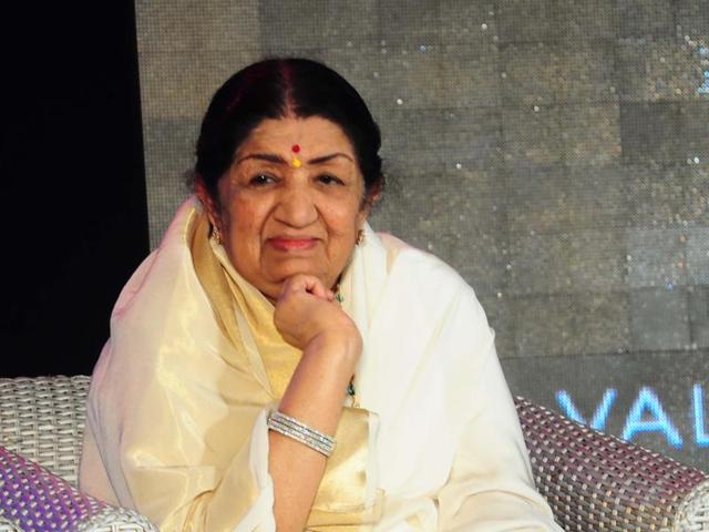 Singer Lata Mangeshkar says that she never considered her sister Asha Bhosle to be her rival.(Hindustan Times)