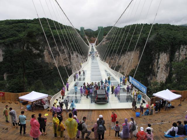 The bridge is made of three layers of the tempered glass, all together 99 pieces, each of 3 by 4.5 meters and 15 mm thick. Damaged pieces can be removed and changed. (REUTERS) The bridge is made of three layers of the tempered glass, all together 99 pieces, each of 3 by 4.5 meters and 15 mm thick. Damaged pieces can be removed and changed. (REUTERS)