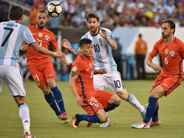 Argentina's Angel Di Maria (L) and Lionel Messi (C) vie for the ball with (L to R) Chile's Marcelo Diaz, Charles Aranguiz and Jose Fuenzalida. (AFP)