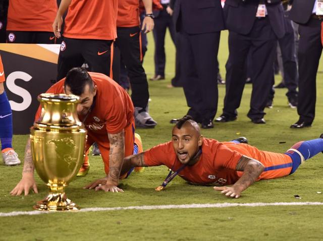 Chile's Gary Medel (L) and Arturo Vidal celebrate with the trophy. (AFP)