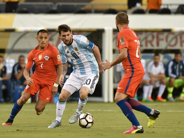 Lionel Messi (C), Alexis Sanchez (L) and Marcelo Diaz vie for the ball. (AFP)