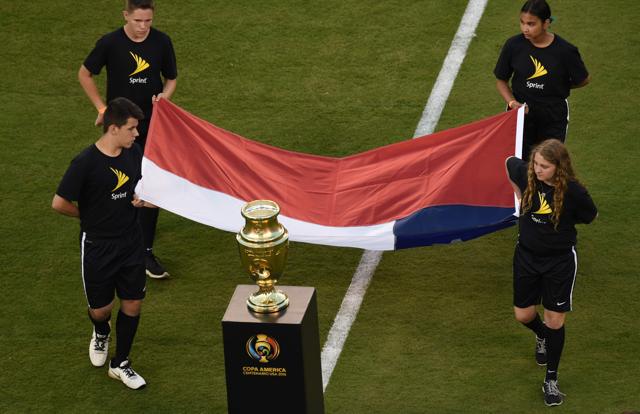 The flag of Chile is entered into the field before the start of the Copa America Centenario final in East Rutherford, New Jersey, United States, on June 26, 2016. / AFP PHOTO / DON EMMERT (AFP)