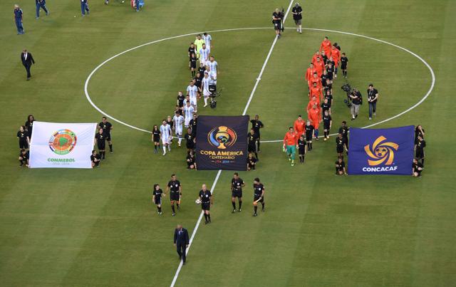 Players of Argentina (L) and Chile step onto the field before the start of the Copa America Centenario final in East Rutherford, New Jersey, United States, on June 26, 2016. / AFP PHOTO / Don EMMERT (AFP)