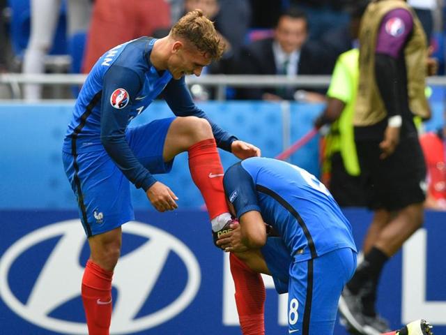 France's forward Dimitri Payet (R) kisses the shoe of France's forward Antoine Griezmann (L). (AFP Photo)