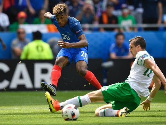 Ireland's defender Stephen Ward (R) tackles France's forward Kingsley Coman. (AFP photo)