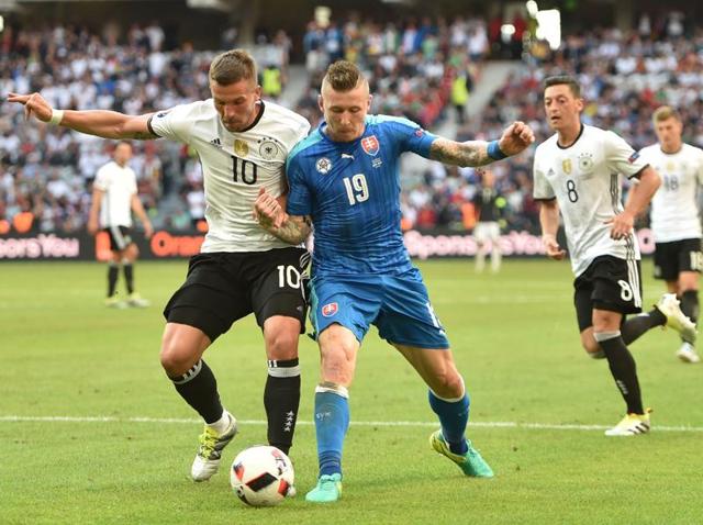 Germany's forward Lukas Podolski (L) vies with Slovakia's midfielder Juraj Kucka. (AFP photo)