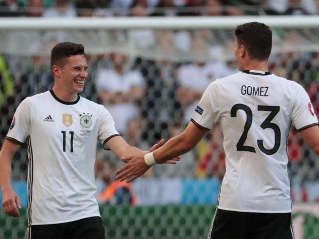 Germany's midfielder Julian Draxler (L) celebrates with Germany's forward Mario Gomez. (AFP photo)