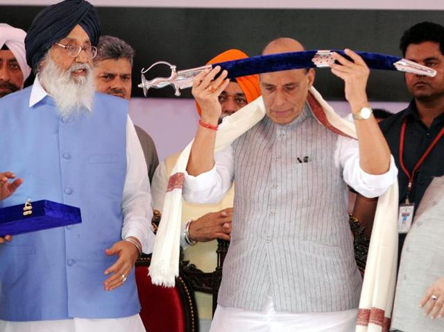 Union home minister Rajnath Singh with a sword presented to him by CM Parkash Singh Badal at a function to mark the 300th martyrdom day of Banda Singh Bahadur at Fatehgarh Sahib on Sunday. (Bharat Bhushan/HT Photo)