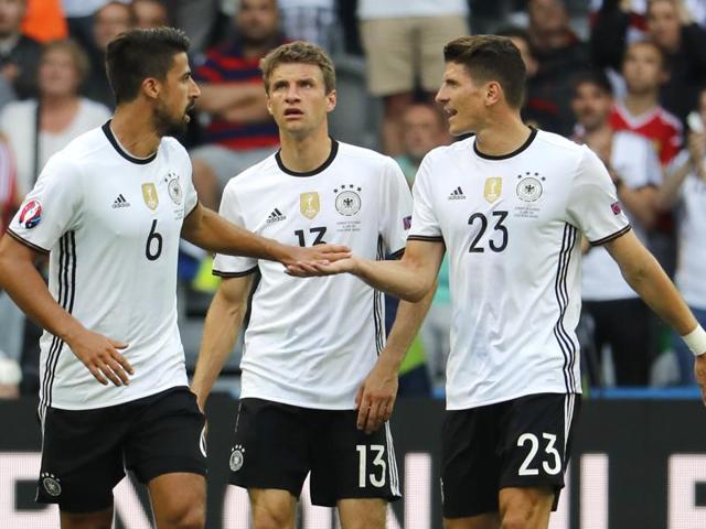 Germany's Mario Gomez celebrates with Sami Khedira (L) and Thomas Muller (C). (REUTERS photo)