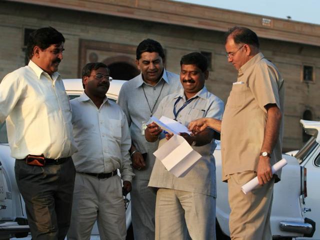 Government employees after a day's job seen in a good mood in New Delhi. (Sonu Mehta/ HT File Photo) Government employees after a day's job seen in a good mood in New Delhi. (Sonu Mehta/ HT File Photo)