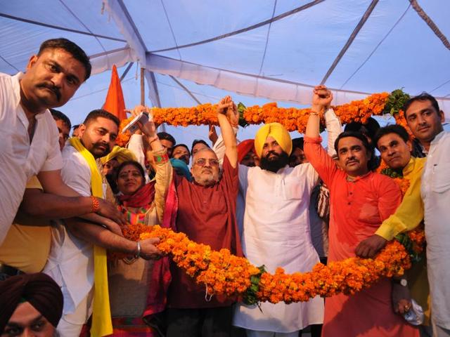 Patiala MP Dr Dharamvira Gandhi, Ludhiana MLA Simarjit Bains and expelled BJP leader Kishan Lal Sharma at a rally in Jalandhar on Sunday.(Pardeep Pandit/HT Photo)