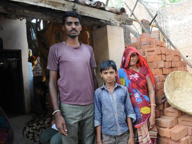 Ramesh with his wife Ram Bai and eldest son Rahul in Nanpur town of Alirajpur district.(Praveen Bajpai/HT photo)