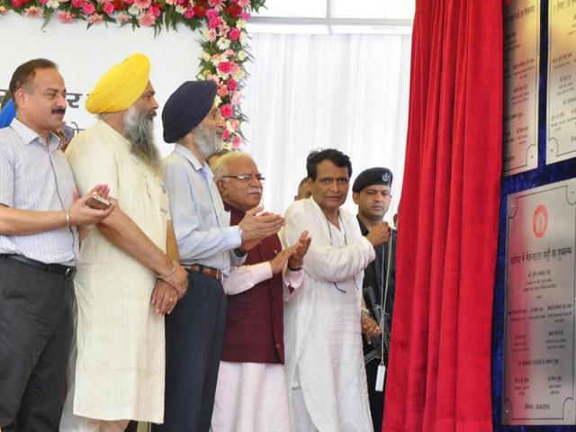 Railway minister Suresh Prabhu (2nd from right) with Haryana chief minister Manohar Lal Khattar (3rd from right) and other dignitaries at the Chandigarh railway Railway(Sant Arora/HT Photo)