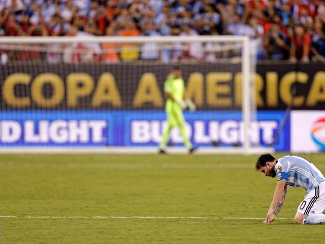 Argentina midfielder Lionel Messi (10) reacts during a shoot out against Chile in the championship match of the 2016 Copa America Centenario soccer tournament at MetLife Stadium. (REUTERS) Argentina midfielder Lionel Messi (10) reacts during a shoot out against Chile in the championship match of the 2016 Copa America Centenario soccer tournament at MetLife Stadium. (REUTERS)