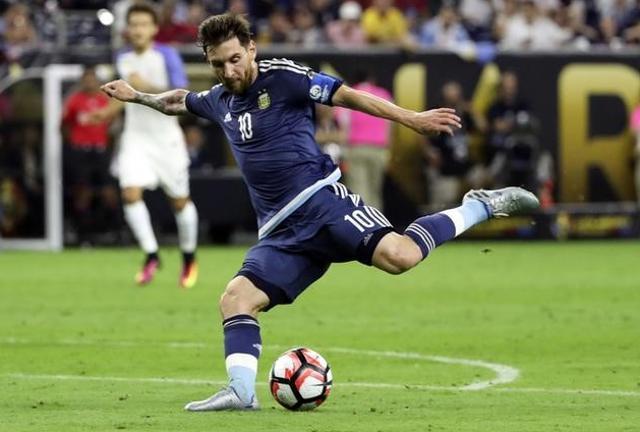 Argentina midfielder Lionel Messi (10) kicks the ball during the second half for an assist against the United States in the semifinals. (AFP Photo) Argentina midfielder Lionel Messi (10) kicks the ball during the second half for an assist against the United States in the semifinals. (AFP Photo)