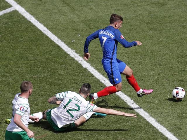 Ireland's Shane Duffy, center, clips France's Antoine Griezmann during the Euro 2016. (AP photo)