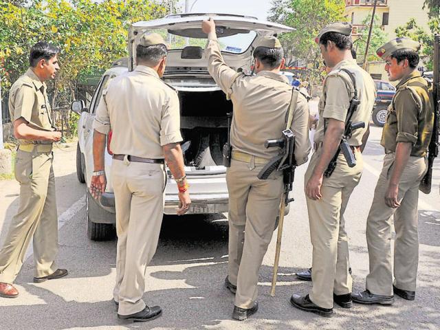The police team found the cartons stashed in the boot and the rear of the car.(HT File Photo) The police team found the cartons stashed in the boot and the rear of the car.(HT File Photo)