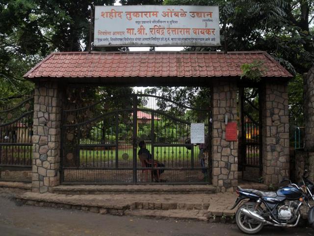 The structure built in one of the two gardens, which is allegedly being used by Jitendra Valvi, local Sena corporator, for his official work.(Prashant Waydande/HT)