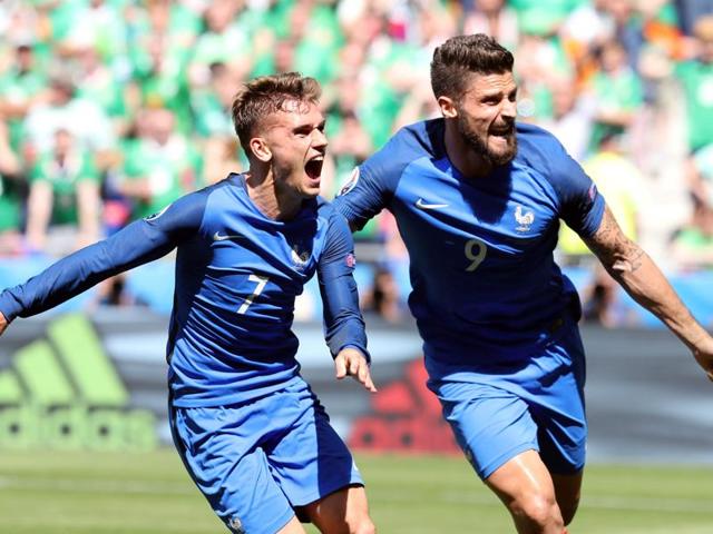 France's forward Antoine Griezmann (L) celebrates scoring a goal next to France's forward Olivier Giroud. (AFP photo)