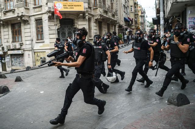 Turkish anti riot police officers fire rubber bullets to disperse demonstrators gathered for a rally staged by the LGBT community on Istiklal avenue in Istanbul on June 26, 2016. (AFP) Turkish anti riot police officers fire rubber bullets to disperse demonstrators gathered for a rally staged by the LGBT community on Istiklal avenue in Istanbul on June 26, 2016. (AFP)