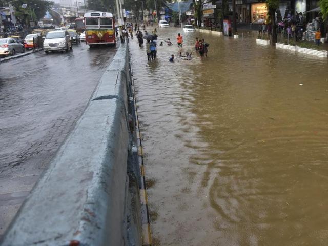 Waterlogging, however, is also fun for some. Children often get into action at the waterlogged streets to get the feel of monsoon. (Anshuman Poyrekar)