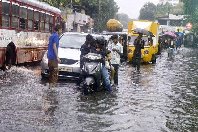 Waterlogging was witnessed at many spots, including SV Road in Malad. (Vidya Subramanian/HT) Waterlogging was witnessed at many spots, including SV Road in Malad. (Vidya Subramanian/HT)