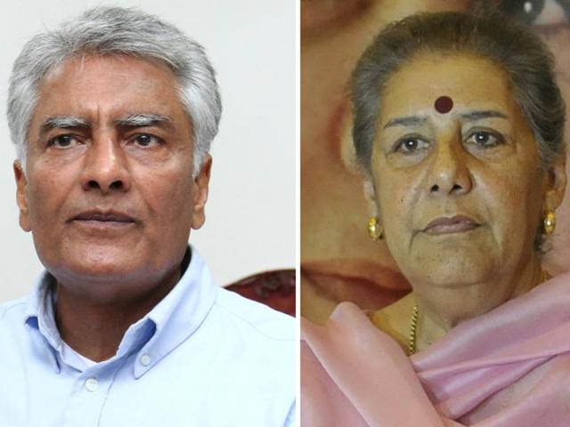 Former leader of Congress legislature party (CLP) Sunil Jakhar and Rajya Sabha member Ambika Soni (HT Photod) Former leader of Congress legislature party (CLP) Sunil Jakhar and Rajya Sabha member Ambika Soni (HT Photod)