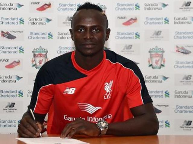 Sadio Mane signs for Liverpool.(Photo: Liverpoolfc.com) Sadio Mane signs for Liverpool.(Photo: Liverpoolfc.com)