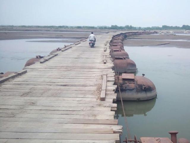 A view of the pontoon bridge across Ravi river at Makora Pattan in Gurdaspur district.(HT Photo)